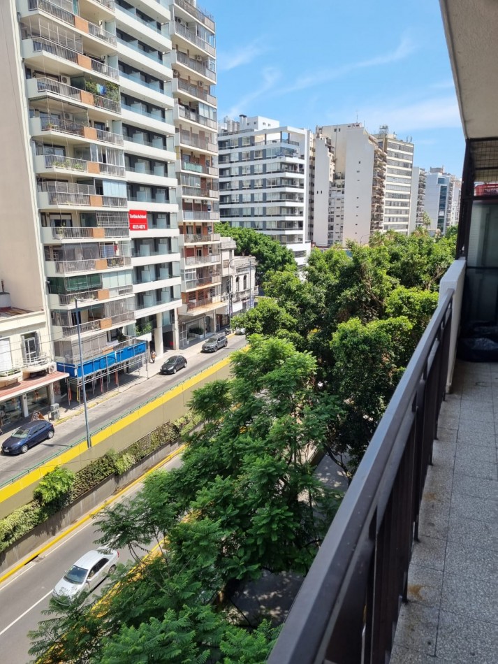 Dpto. de 5 Amb con Cochera Fija Grande Reciclado Parcialmente