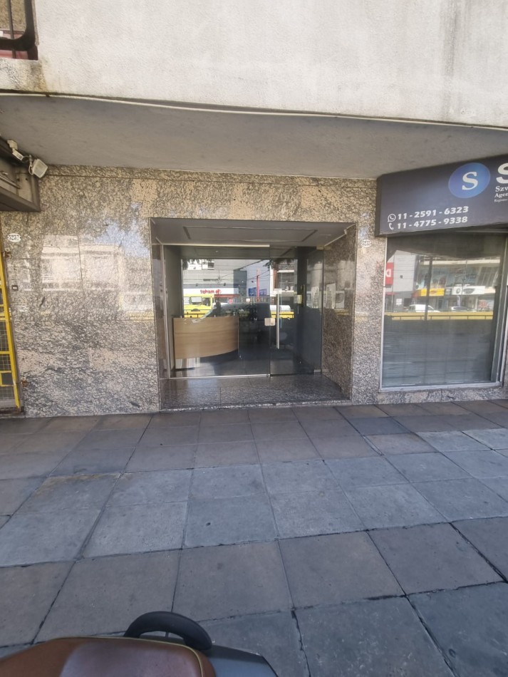 Dpto. de 5 Amb con Cochera Fija Grande Reciclado Parcialmente