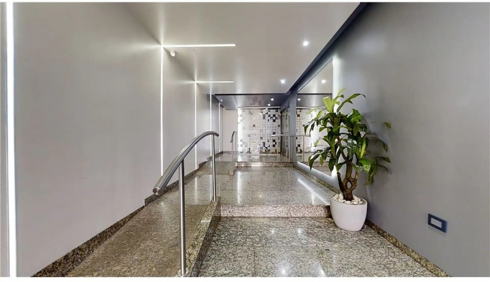 Dpto. de 5 Amb con Cochera Fija Grande Reciclado Parcialmente