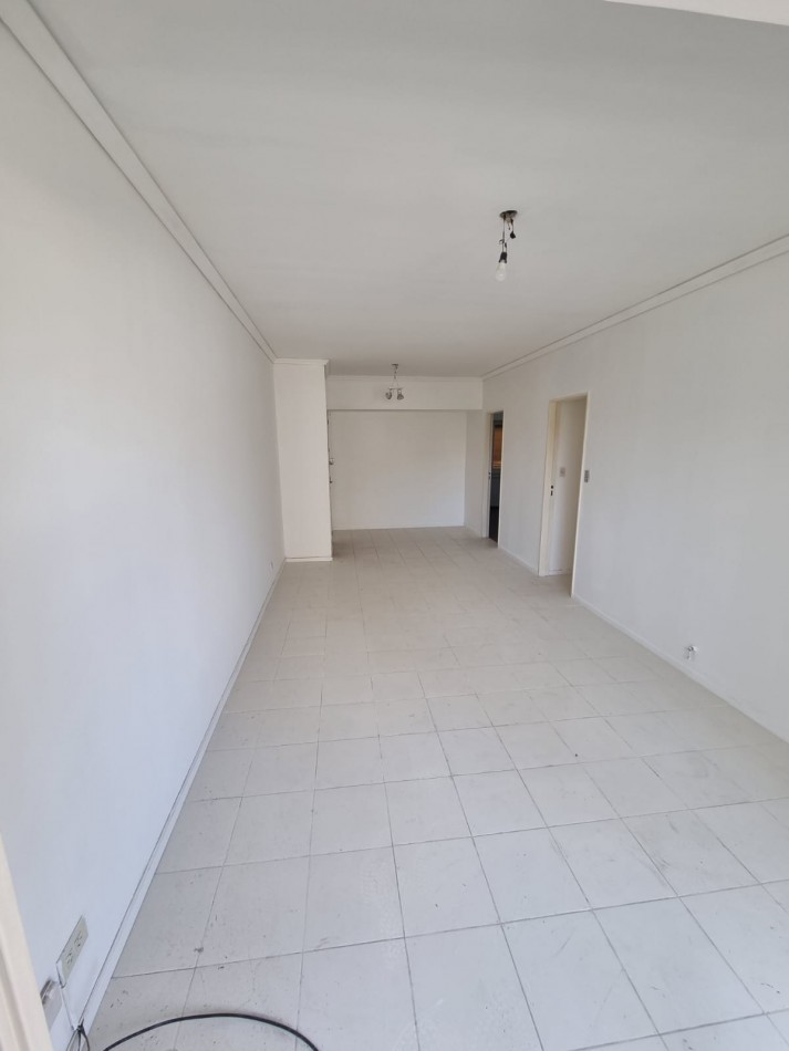 Dpto. de 5 Amb con Cochera Fija Grande Reciclado Parcialmente