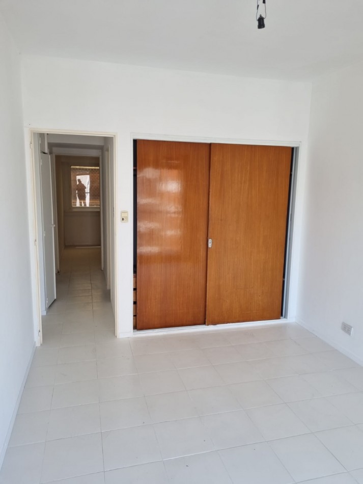 Dpto. de 5 Amb con Cochera Fija Grande Reciclado Parcialmente