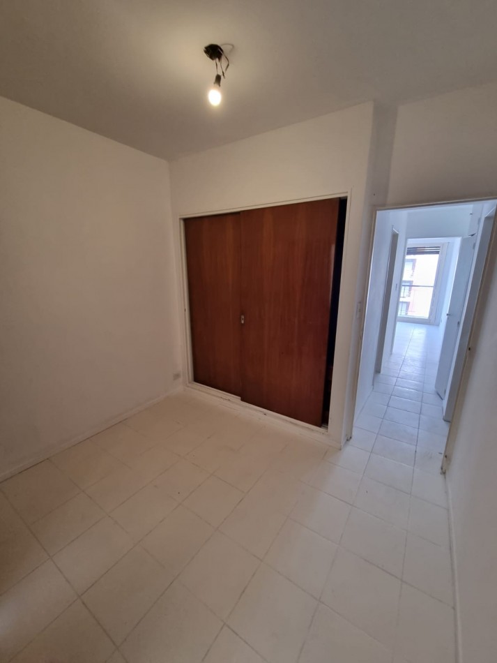 Dpto. de 5 Amb con Cochera Fija Grande Reciclado Parcialmente