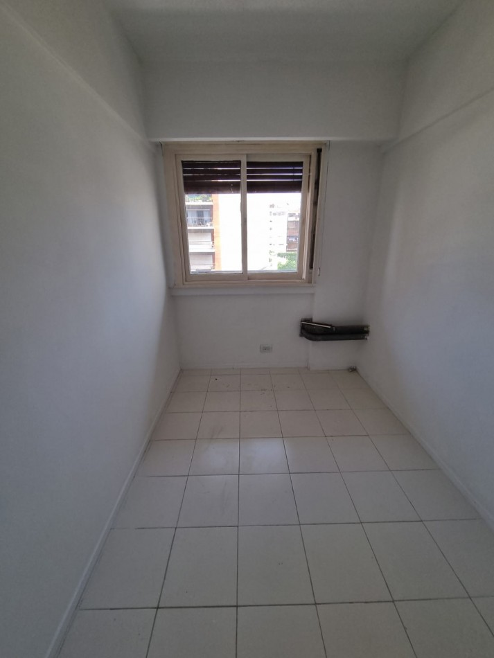 Dpto. de 5 Amb con Cochera Fija Grande Reciclado Parcialmente