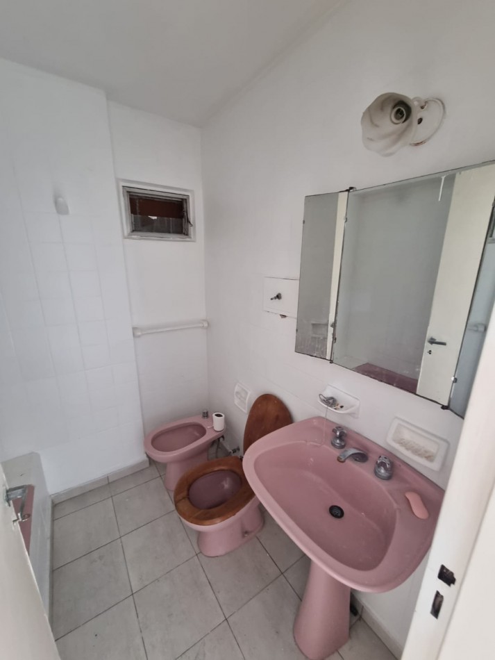 Dpto. de 5 Amb con Cochera Fija Grande Reciclado Parcialmente