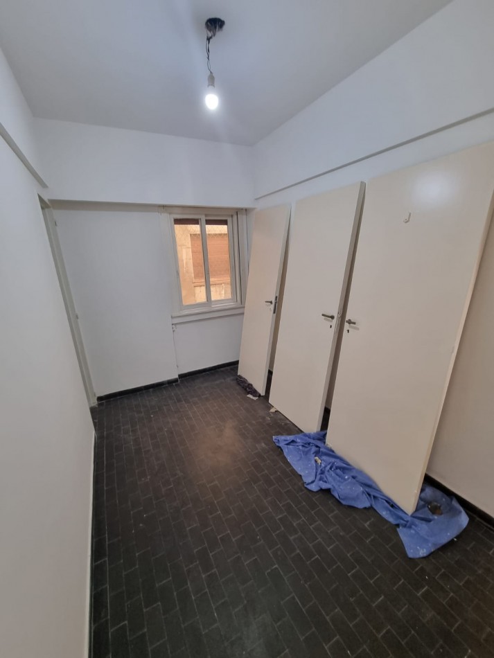 Dpto. de 5 Amb con Cochera Fija Grande Reciclado Parcialmente