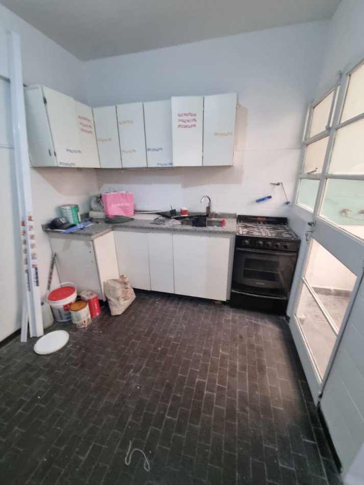 Dpto. de 5 Amb con Cochera Fija Grande Reciclado Parcialmente