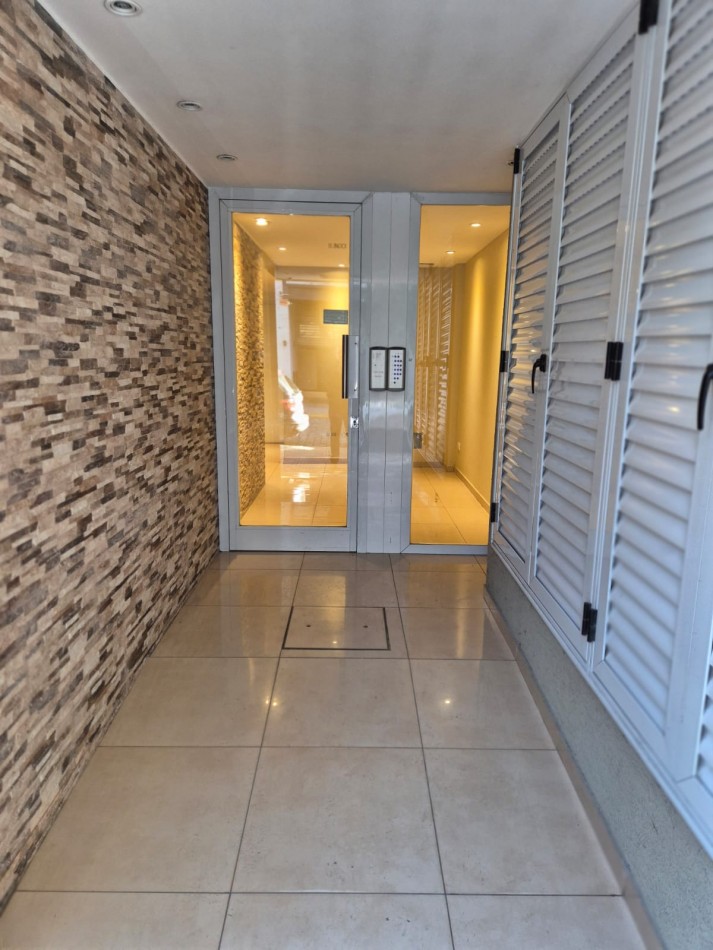 Luminoso Monoambiente con amplio Patio apto parrilla