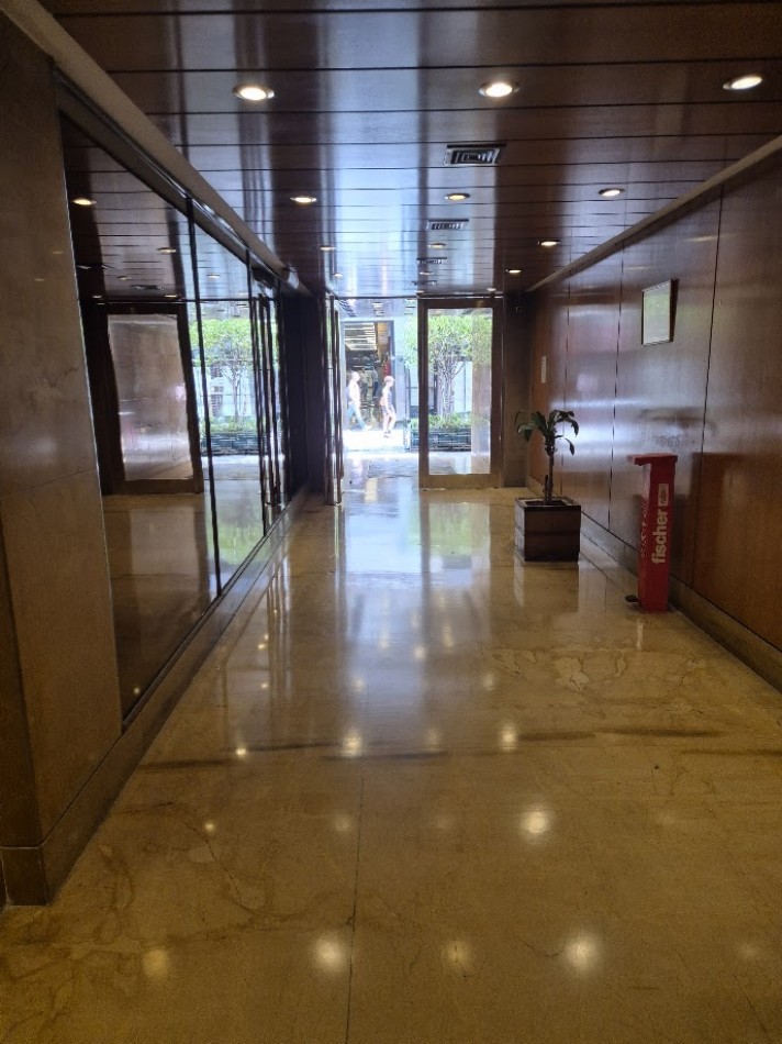 Amplia Oficina de 170 m2 sobre Florida con cocheras