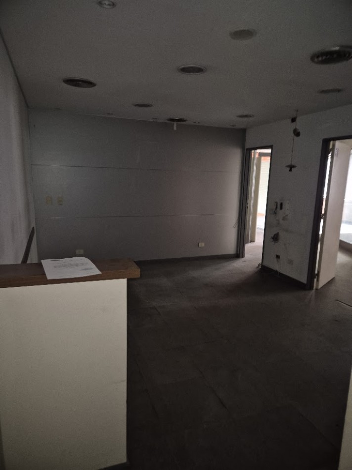 Amplia Oficina de 170 m2 sobre Florida con cocheras