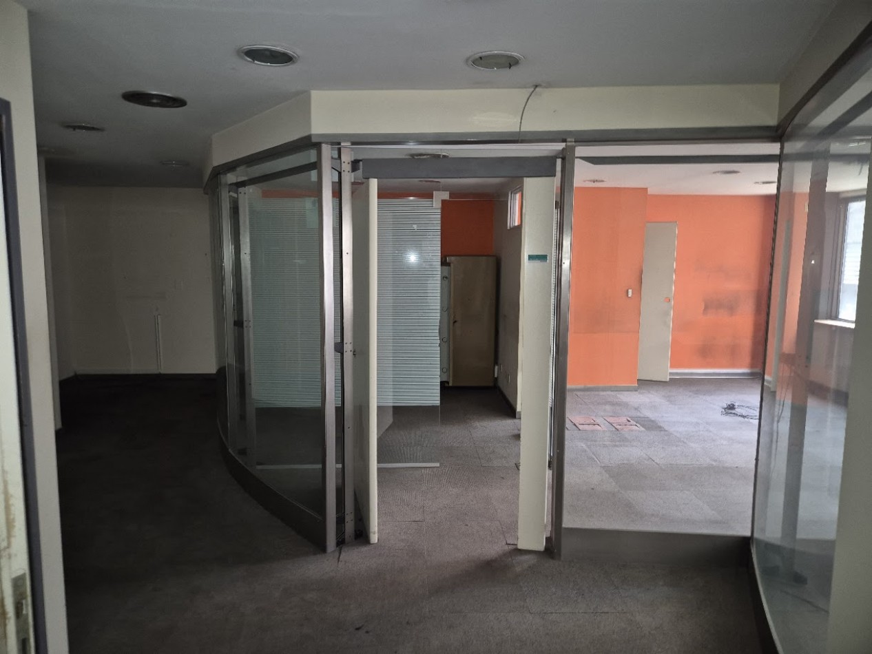 Amplia Oficina de 170 m2 sobre Florida con cocheras
