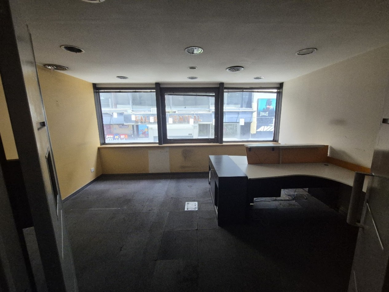 Amplia Oficina de 170 m2 sobre Florida con cocheras
