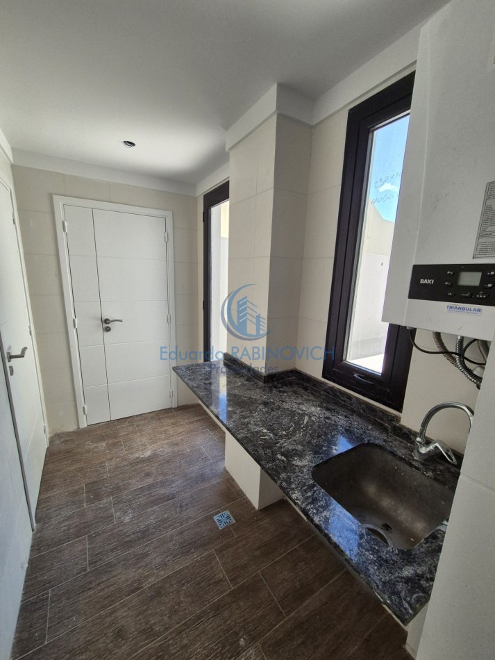Piso de 4 Dorm (2 Suites) Patio y Balcon con Parrilla y cochera fija A ESTRENAR 