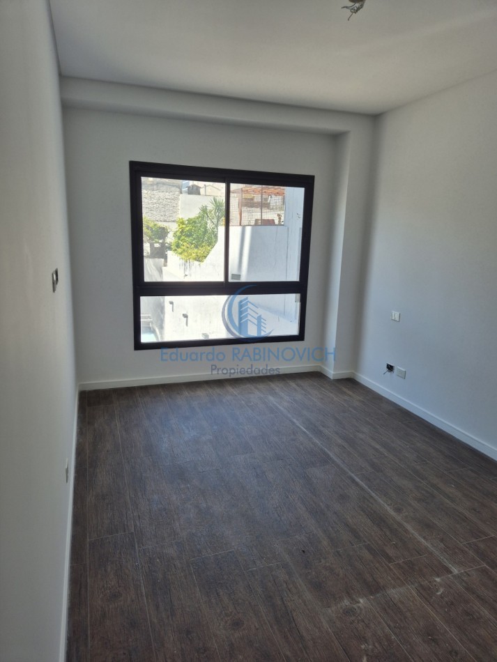 Piso de 4 Dorm (2 Suites) Patio y Balcon con Parrilla y cochera fija A ESTRENAR 