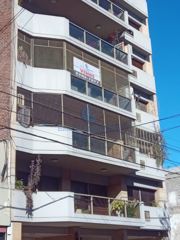 Gran Piso de Categoria RETASADO con Cochera y Baulera