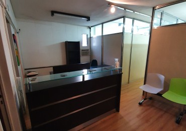 Amplio Dpto. con Recepcion ,6 oficinas, cocina y 3 baños