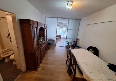 Amplio monoambiente dividido con balcon, muy luminoso. Cocina y baño completo